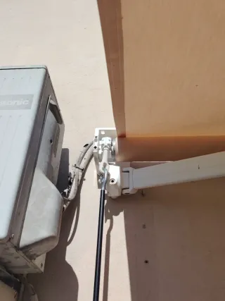 Toldo brazo invisible beige