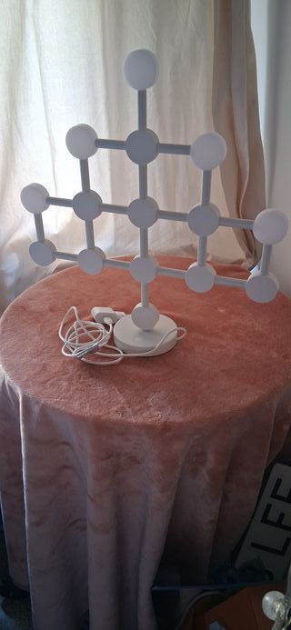 Lámpara de mesa diseño molecular