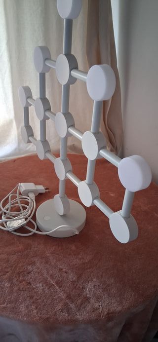 Lámpara de mesa diseño molecular