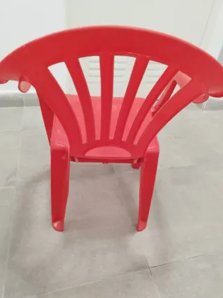 Silla de plástico roja para niñ@s