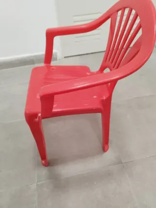 Silla de plástico roja para niñ@s
