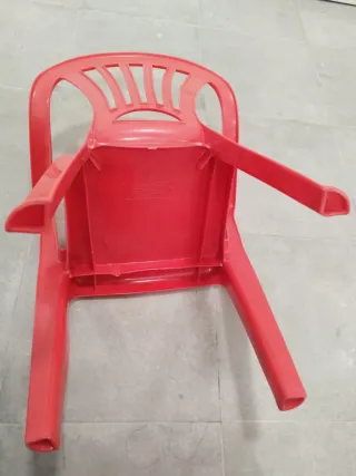 Silla de plástico roja para niñ@s