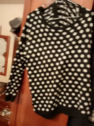 Jersey negro con lunares blancos