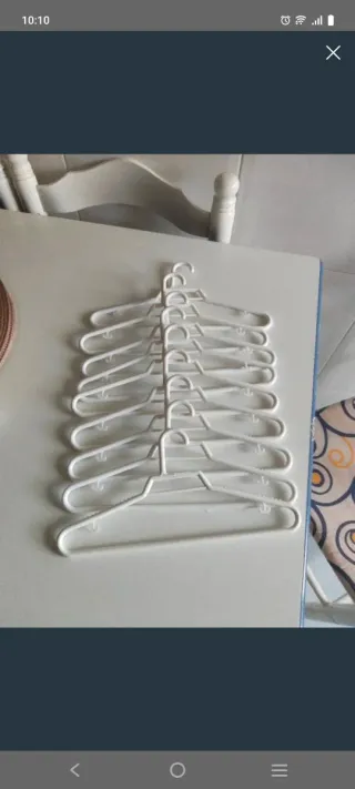 Perchas infantiles blancas de plástico