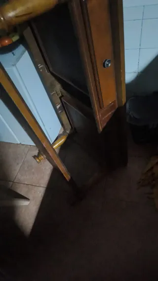 Mesa de madera maciza marrón