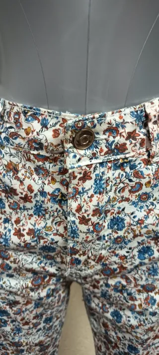 Pantalón vaquero elástico estampado floral