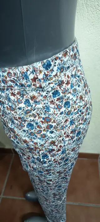 Pantalón vaquero elástico estampado floral