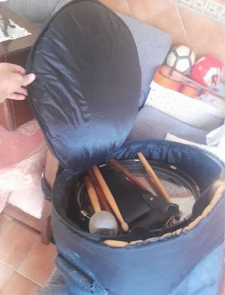Bombo con baquetas y correa