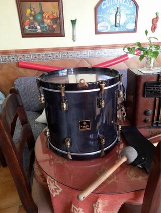 Bombo con baquetas y correa