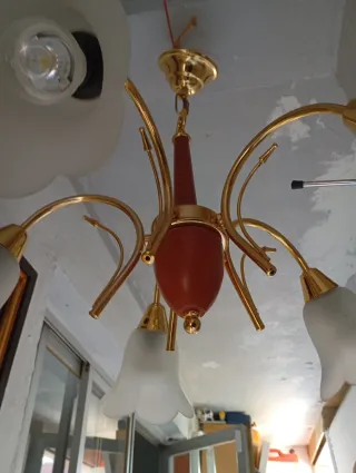 Lámpara de techo dorada de madera