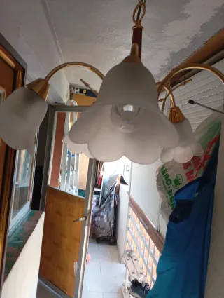 Lámpara de techo dorada de madera