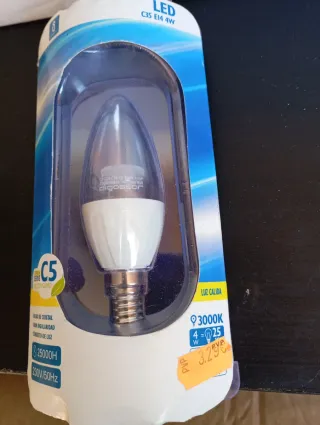 Lámpara de techo dorada de madera