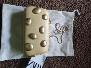 Bolso Zara beige con adornos dorados