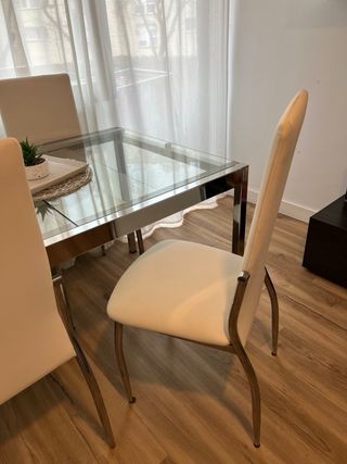 Tavolo da pranzo estensibile e 4 sedie bianche