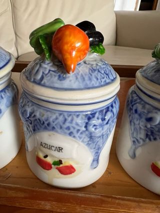 Scaffale in legno con contenitori in ceramica