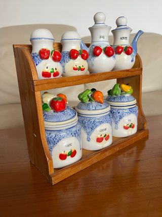 Scaffale in legno con contenitori in ceramica