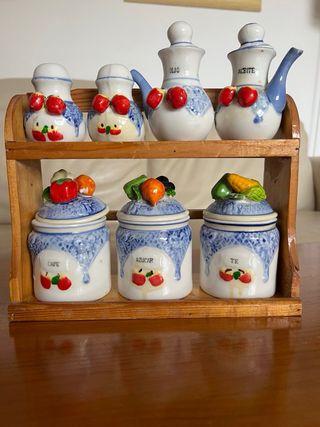 Scaffale in legno con contenitori in ceramica