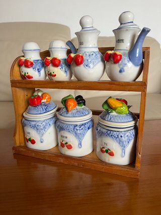 Scaffale in legno con contenitori in ceramica