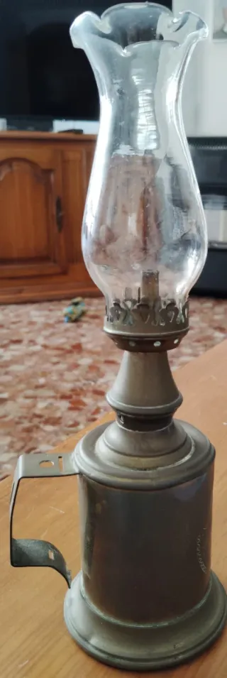 Lámpara de aceite antigua