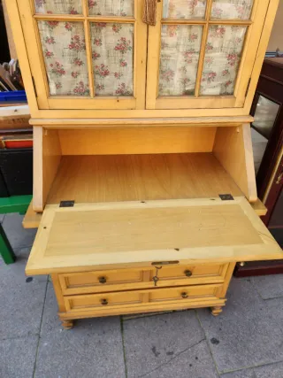 Antiguo escritorio secreter o buro con vitrina.