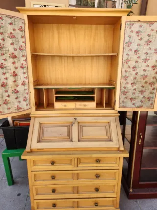 Antiguo escritorio secreter o buro con vitrina.