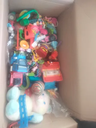 Caja de juguetes variados