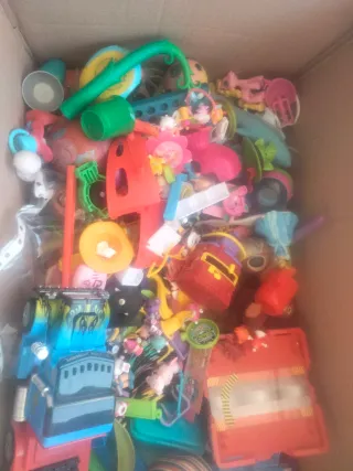 Caja de juguetes variados