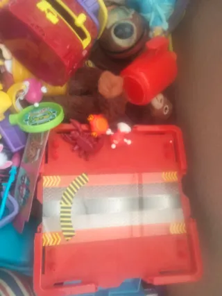 Caja de juguetes variados