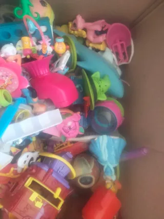 Caja de juguetes variados