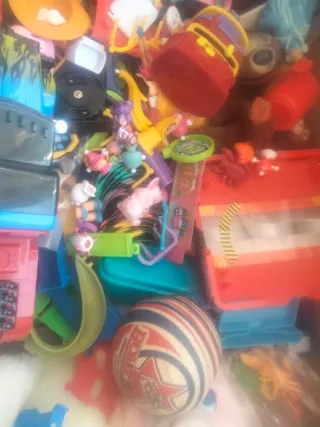 Caja de juguetes variados