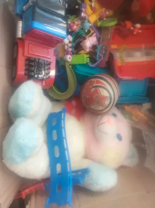 Caja de juguetes variados