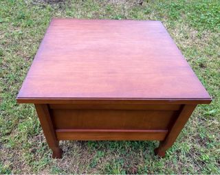 Mesa auxiliar de madera cuadrada