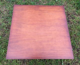 Mesa auxiliar de madera cuadrada