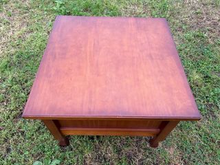 Mesa auxiliar de madera cuadrada