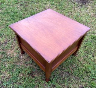 Mesa auxiliar de madera cuadrada