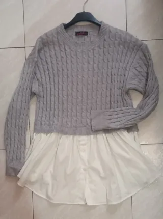 Jersey de punto gris con camisa blanca