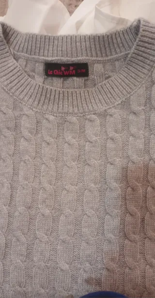 Jersey de punto gris con camisa blanca