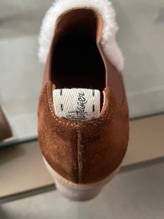 Zapatos de invierno marrones y blancos