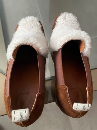 Zapatos de invierno marrones y blancos
