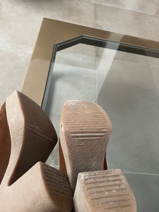 Zapatos de invierno marrones y blancos