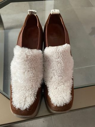 Zapatos de invierno marrones y blancos