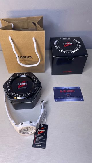 Reloj G-Shock Blanco y Plateado