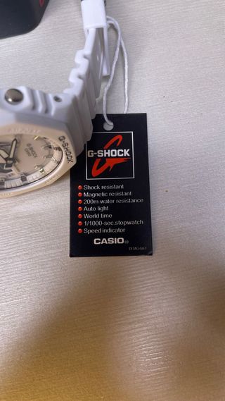 Reloj G-Shock Blanco y Plateado