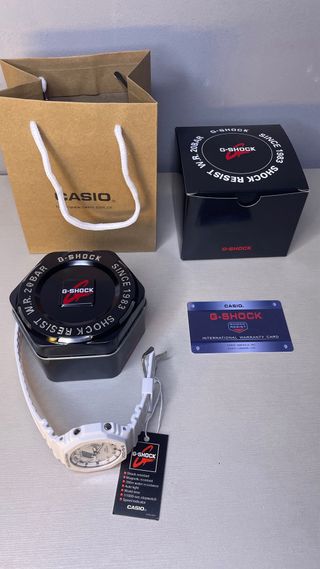 Reloj G-Shock Blanco y Plateado
