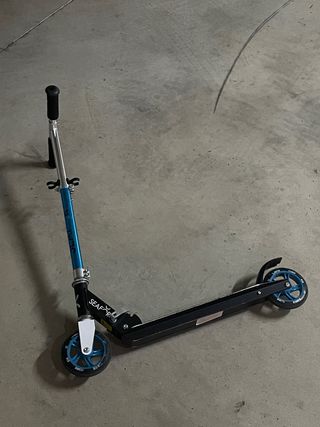 Patinete infantil azul y negro