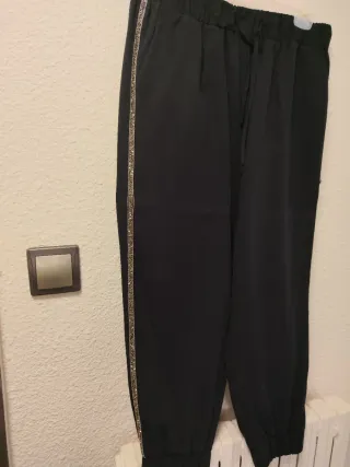 Pantalón negro con detalle de lentejuelas de Zara