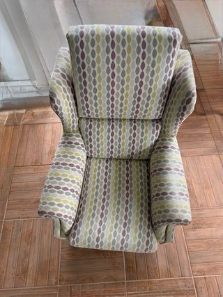 Sillón de tela estampado