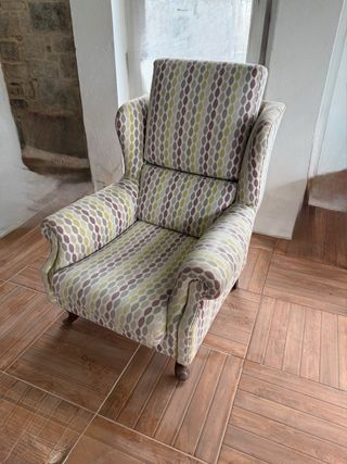 Sillón de tela estampado