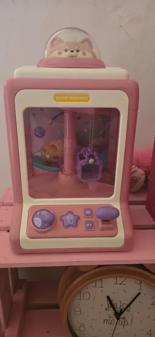 Estantería de madera rosa con juguetes