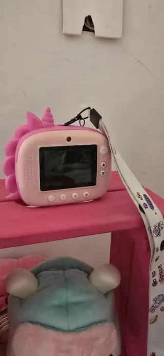 Estantería de madera rosa con juguetes